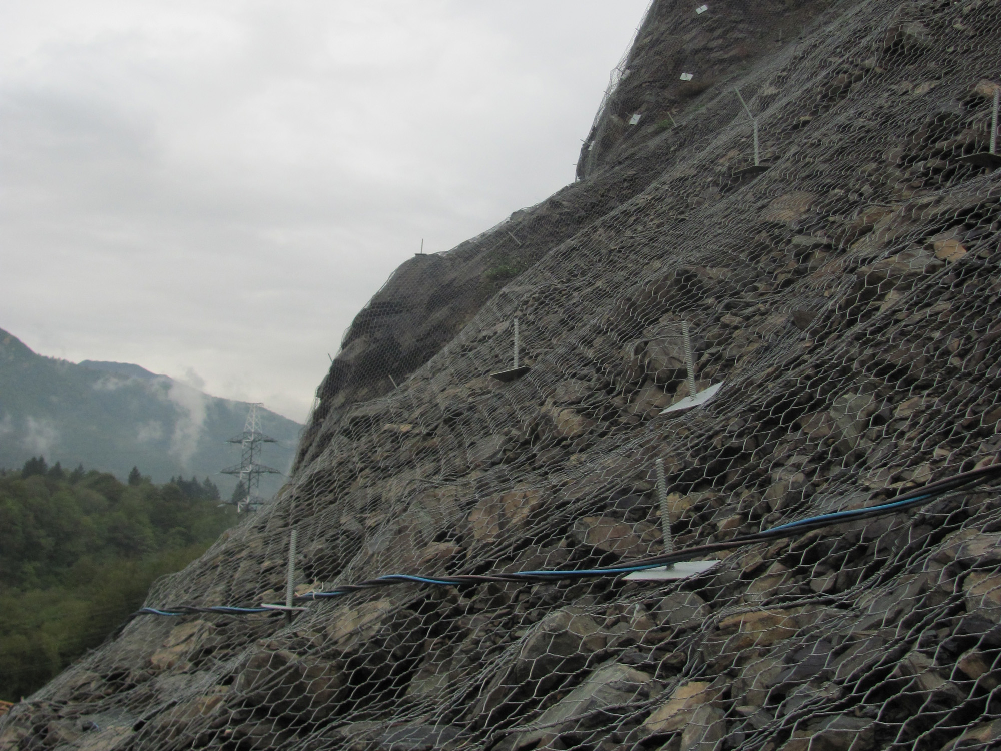 Укрепление металлической сеткой горных склонов – эффективно и надежно